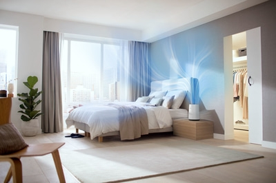 Schlafzimmer mit Luftreiniger, Bett, Fenster, Vorhängen und Kleiderschrank. Modernes Interieur.