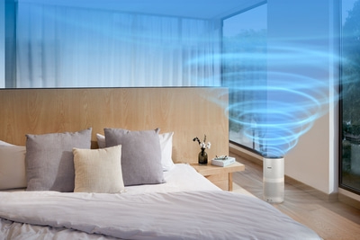 Luftreiniger im Schlafzimmer, blaue Luftströme, Bett mit Kissen, Fenster, modernes Design