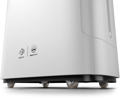 Weißes Gerät mit Rädern, VitaShield und NanoCloud-Logo, Nahaufnahme, Detailansicht, Technologie.