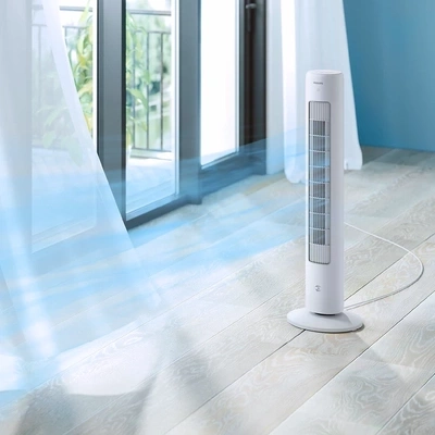 Weißer Turmventilator im Raum, Wind, Vorhang, Fenster, Holzboden, Philips