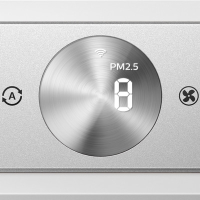 Luftreiniger-Bedienfeld mit PM2.5-Anzeige und Lüftersymbol, Automatik-Modus.