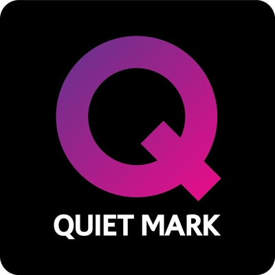 Logo mit einem großen Q und dem Schriftzug QUIET MARK in Weiß auf Schwarz.