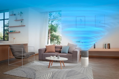 Luftreiniger im Wohnzimmer, blaue Luftströme, Sofa, Teppich, Fenster, modernes Design, Philips