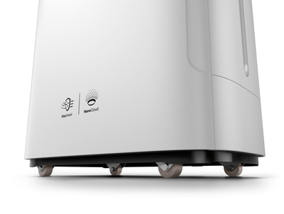 Weißer Luftreiniger mit Rollen, VitaShield und NanoCloud-Logo, Nahaufnahme, Studioaufnahme